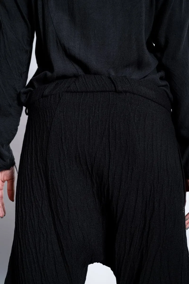 eigensinnig wien | Goethe | Extravagante Baggy Pants mit tiefem Schritt aus Wolle in schwarz