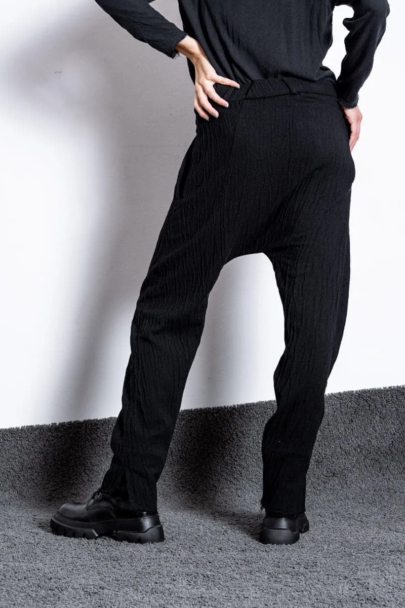 eigensinnig wien | Goethe | Extravagante Baggy Pants mit tiefem Schritt aus Wolle in schwarz