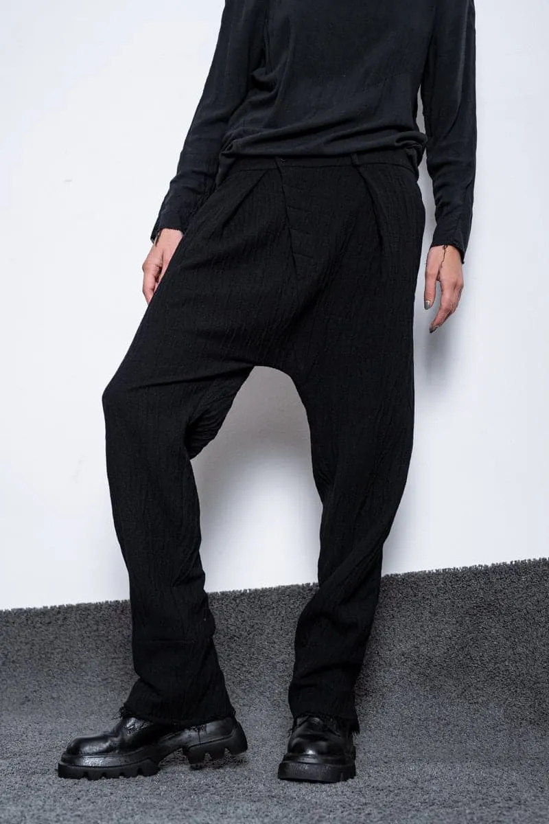 eigensinnig wien | Goethe | Extravagante Baggy Pants mit tiefem Schritt aus Wolle in schwarz