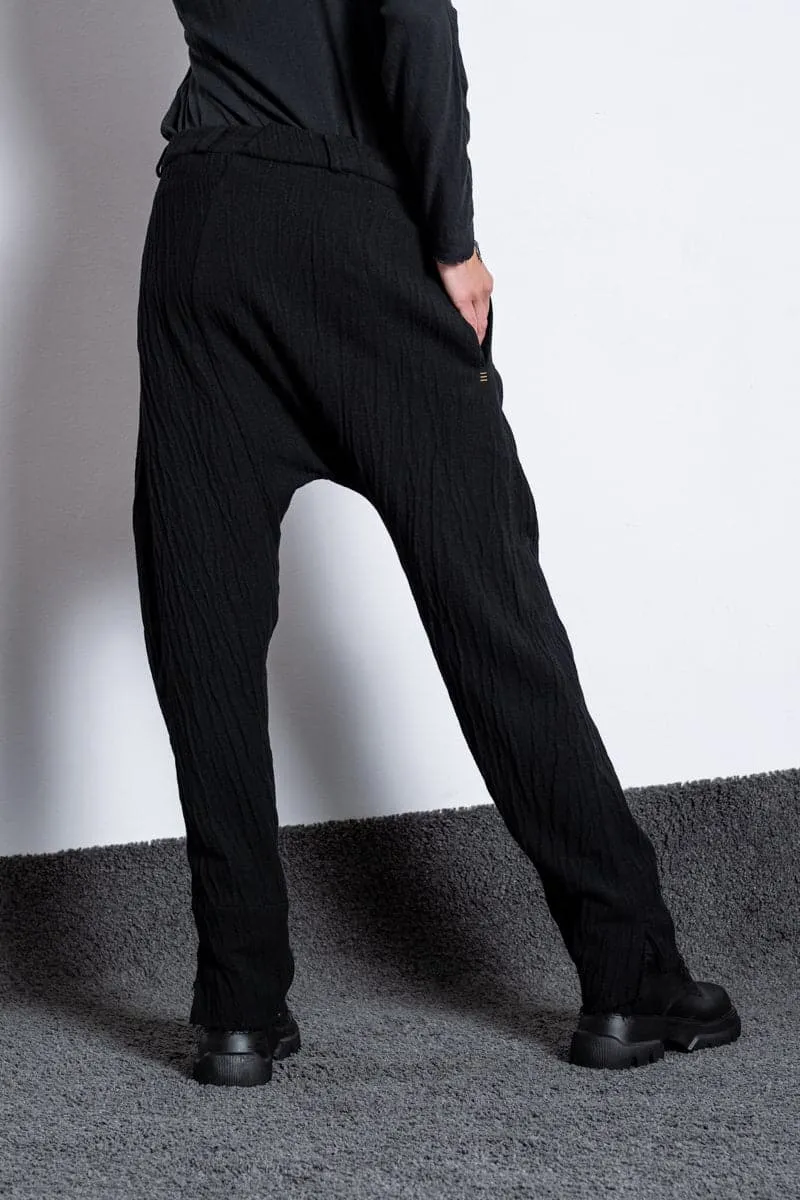 eigensinnig wien | Goethe | Extravagante Baggy Pants mit tiefem Schritt aus Wolle in schwarz